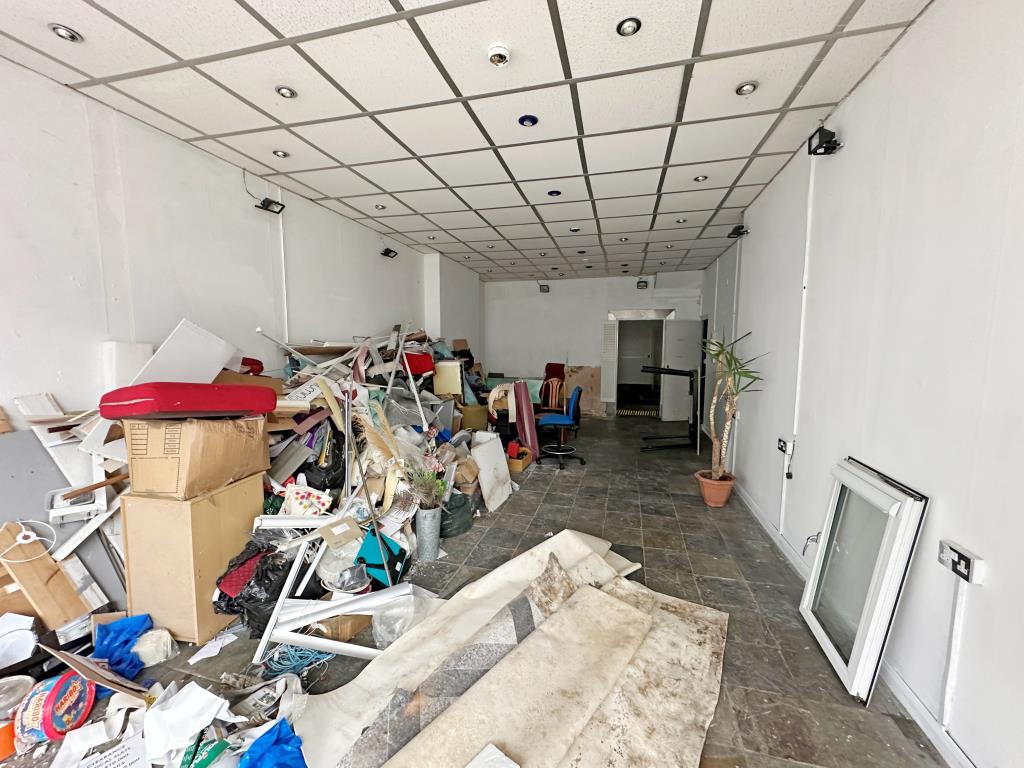 Lot: 40 - VACANT COMMERCIAL UNIT ON HIGH STREET -